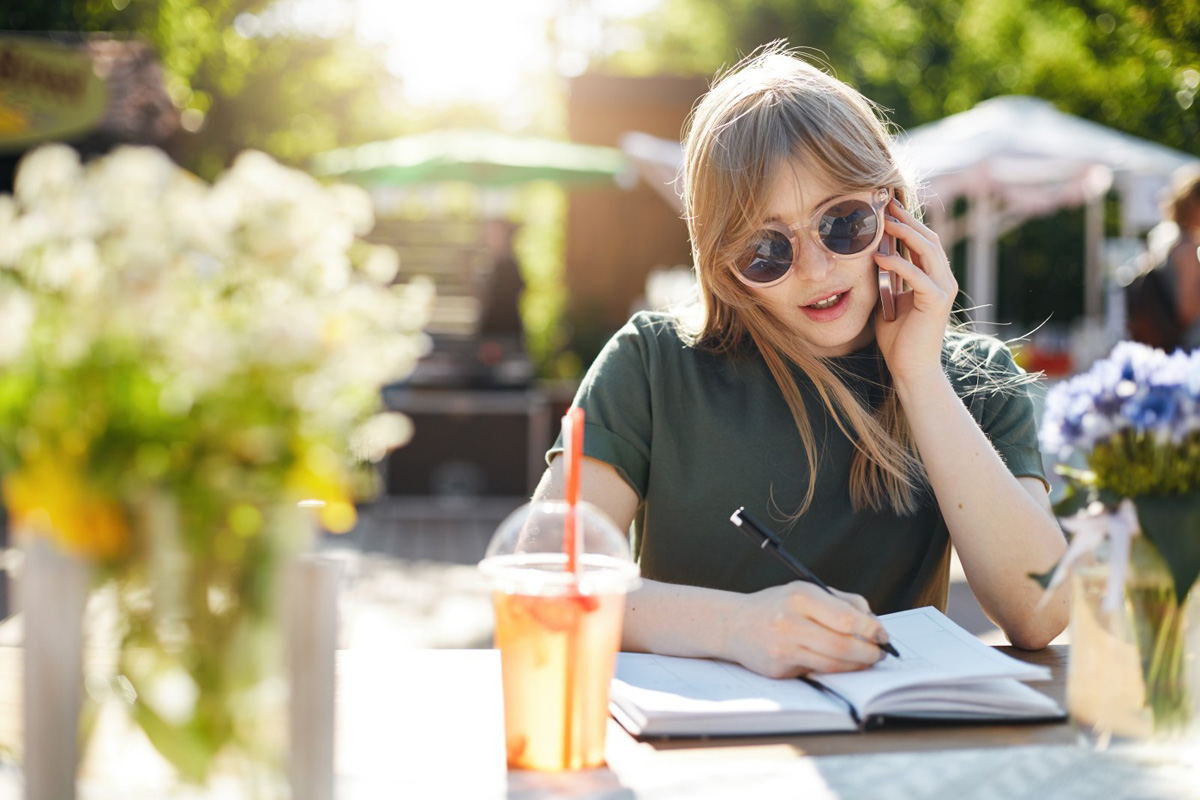 Read more about the article Moments in a Mug: Embracing Solitude and Connections in a Cafe Corner